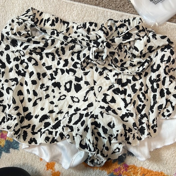 143 Story shorts 0049 - Picture 1 of 3